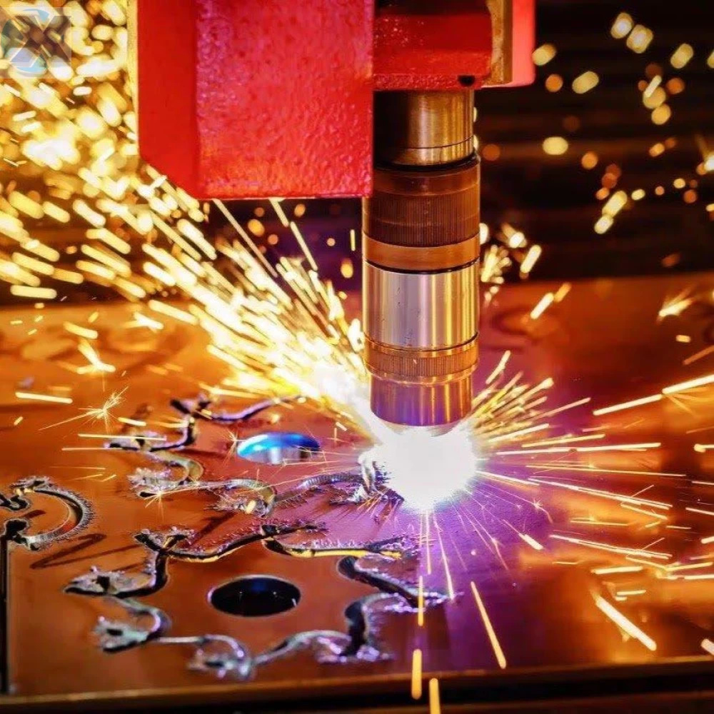 Mesa de corte CNC plasma da Unicorte cortando uma chapa de aço, com arco e faíscas em operação
