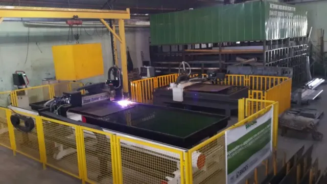 Célula de corte CNC plasma da Unicorte em operação dentro do galpão
